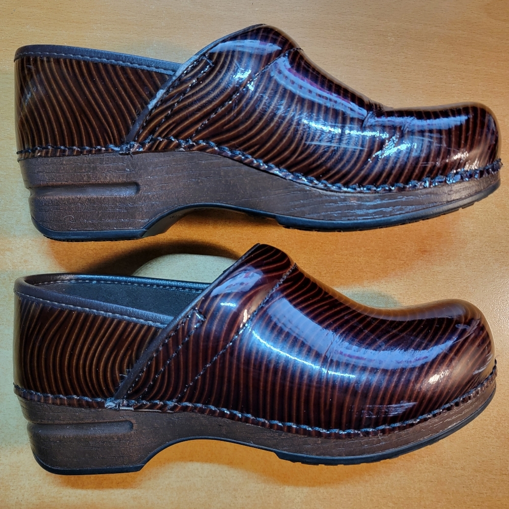 Dansko XP Wavy Embossed Patent Brown Clogs Size 7.5 US 38 EU